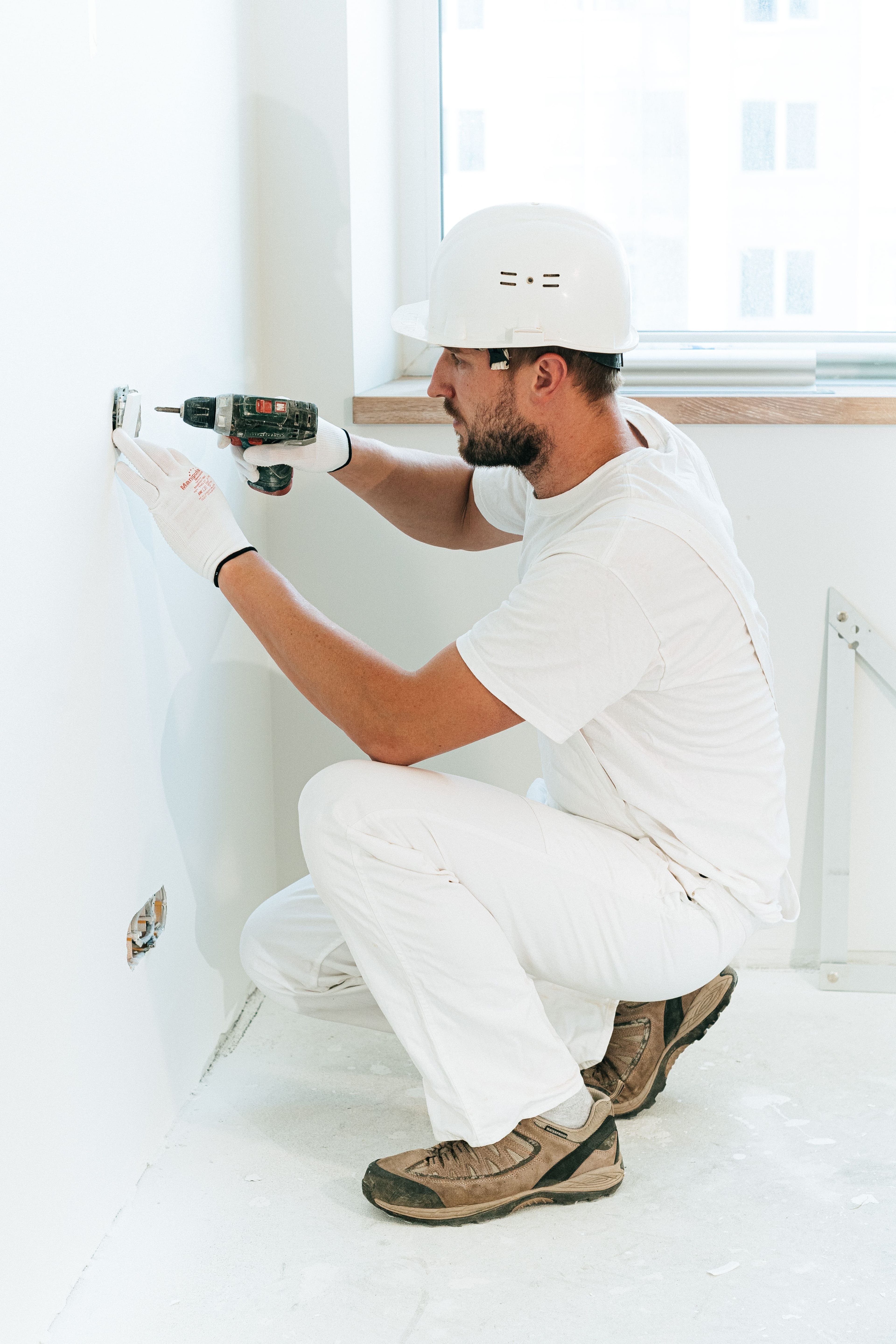 Artisan plombier et électricien sur chantier - Établissements Charles Laurent